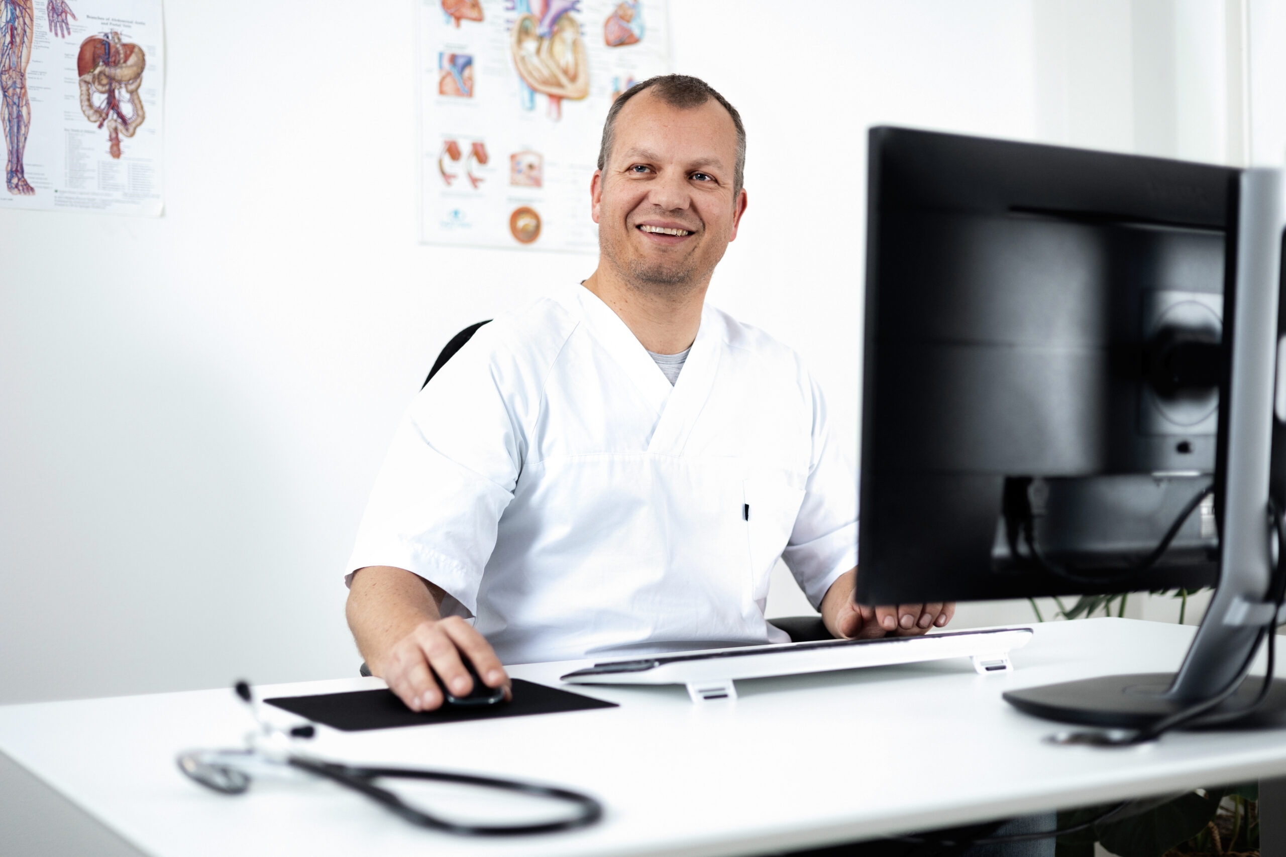 Picture of a doctor in front of a computer
